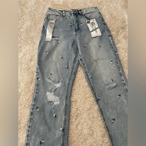 Junior “mom” jeans with daisies